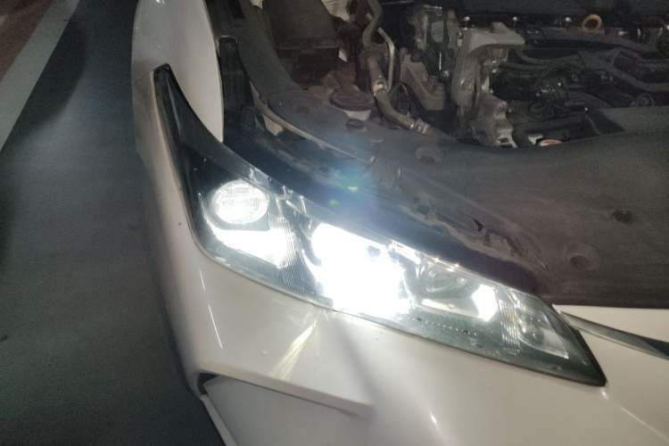 Used Toyota Avalon 2019 2.0L Luxury Edition China VI Standard Right Front Headlight