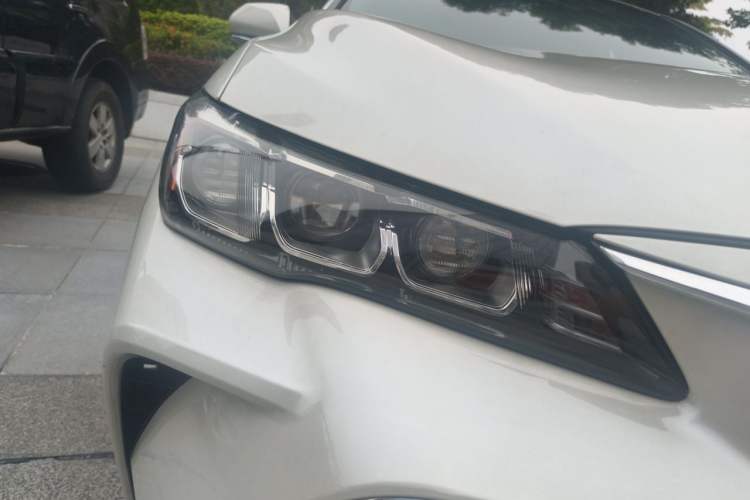 Used Toyota Avalon 2019 Dual-Engine 2.5L XLE Prestige Version China VI Standard Right Front Headlight