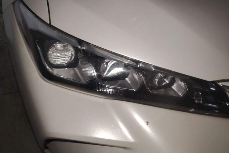 Used Toyota Avalon 2019 2.0L Ambition Edition China VI Right Front Headlight