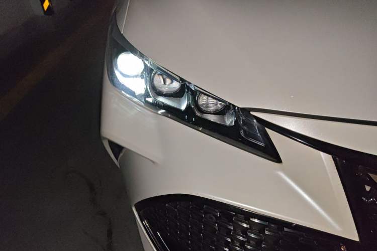 Used Toyota Avalon 2019 Dual-Engine 2.5L XLE Prestige Version China VI Standard Right Front Headlight