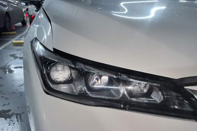 Used Toyota Avalon 2019 2.0L Ambition Edition China VI Right Front Headlight