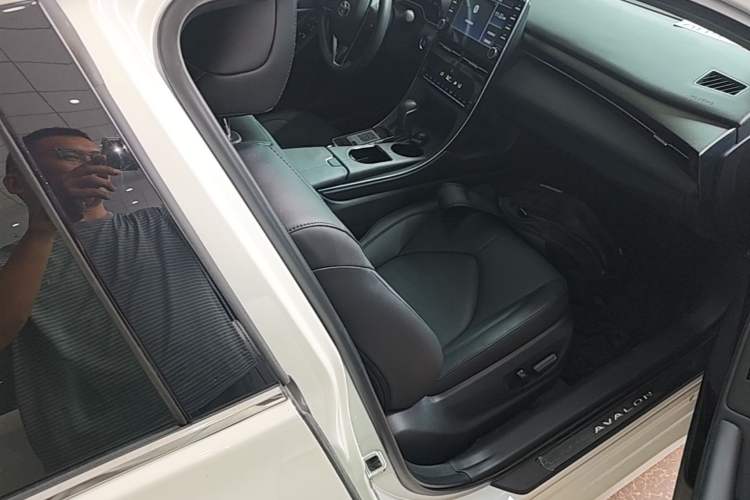 Used Toyota Avalon 2019 2.0L XLE Premium Edition China VI Right Front Seat