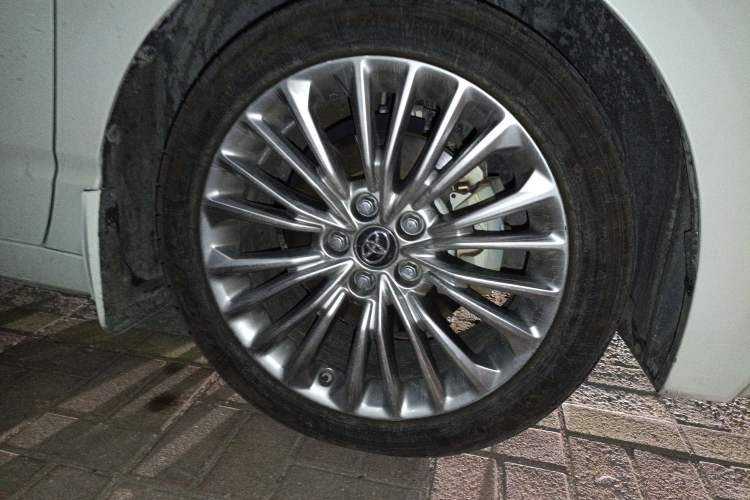 Used Toyota Avalon 2019 Dual-Engine 2.5L XLE Prestige Version China V Standard Right Front Wheel Hub