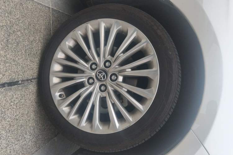 Used Toyota Avalon 2019 Dual-Engine 2.5L XLE Prestige Version China VI Standard Right Front Wheel Hub