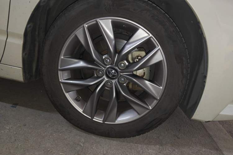 Used Toyota Avalon 2019 2.5L Ambition Version China VI Standard Right Front Wheel Hub