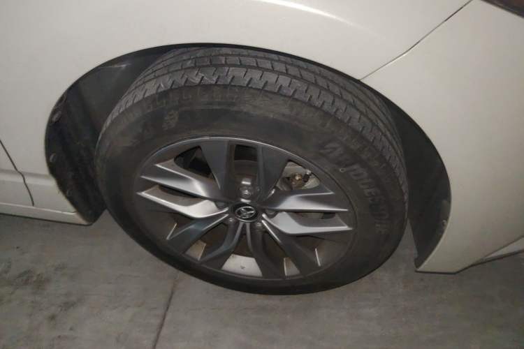 Used Toyota Avalon 2019 2.0L Ambition Edition China VI Right Front Wheel Hub