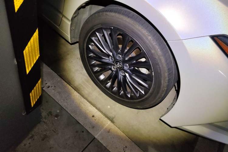 Used Toyota Avalon 2019 2.5L Touring Premium Version China VI Standard Right Front Wheel Hub
