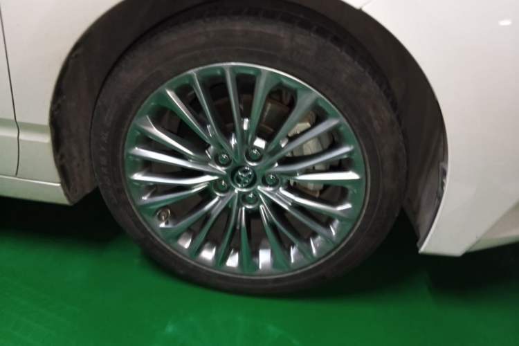 Used Toyota Avalon 2019 Dual-Engine 2.5L XLE Prestige Version China V Standard Right Front Wheel Hub