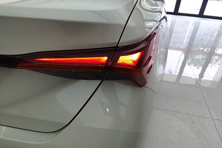 Used Toyota Avalon 2019 2.0L Luxury Edition China VI Standard Right Rear Taillight