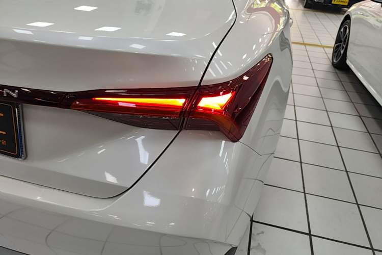 Used Toyota Avalon 2019 2.0L Ambition Edition China VI Right Rear Taillight
