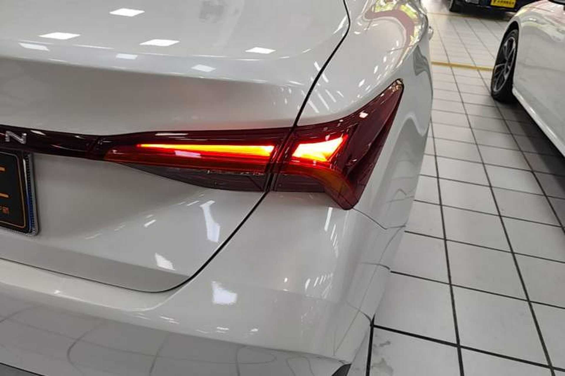 Used Toyota Avalon 2019 2.0L Ambition Edition China VI Right Rear Taillight