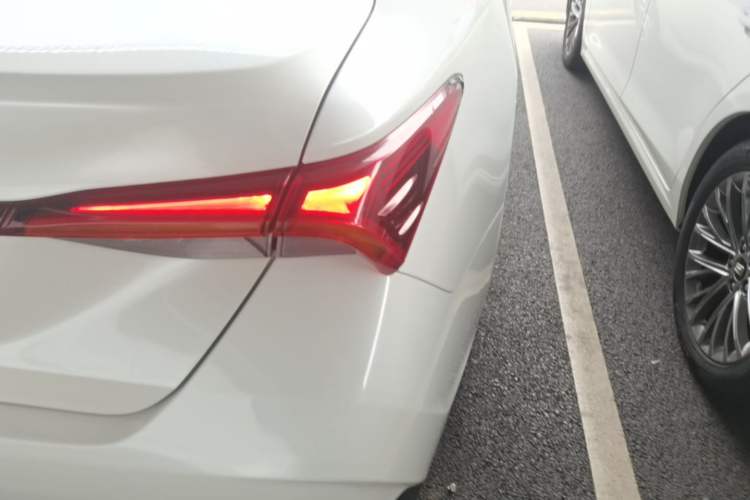 Used Toyota Avalon 2019 2.0L Ambition Edition China VI Right Rear Taillight