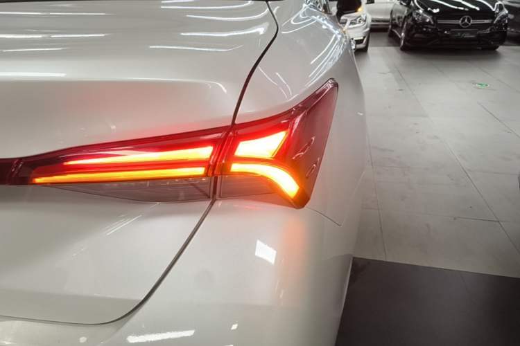 Used Toyota Avalon 2019 2.0L Luxury Edition China VI Standard Right Rear Taillight