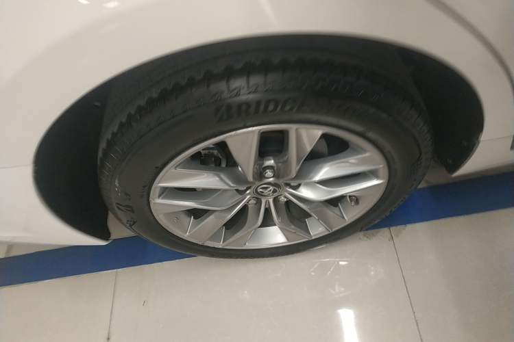 Used Toyota Avalon 2019 2.0L Ambition Edition China VI Right Rear Wheel Hub