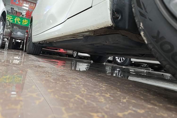 Used Toyota Avalon 2019 2.0L XLE Premium Edition China VI Right Side Sill