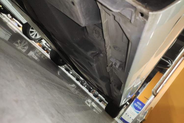 Used Toyota Avalon 2019 2.0L Ambition Edition China VI Right Side Sill