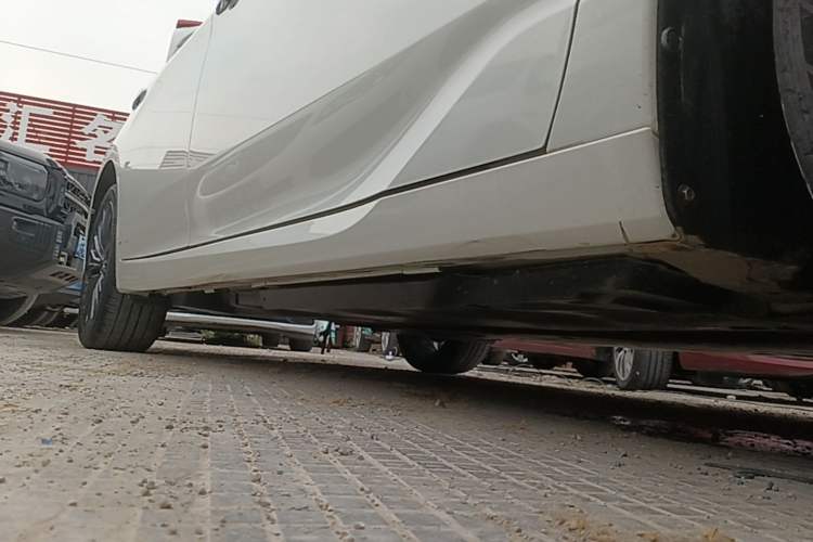 Used Toyota Avalon 2019 2.0L XLE Premium Edition China VI Right Side Sill