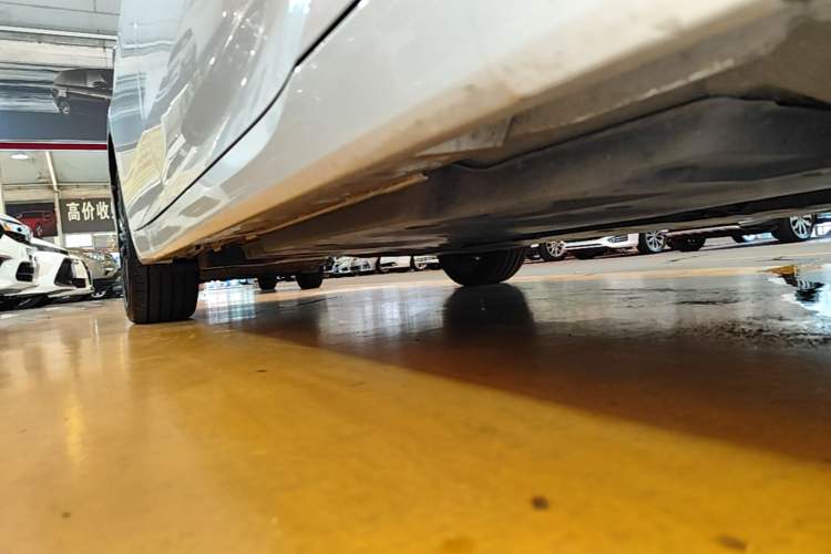 Used Toyota Avalon 2019 2.5L Touring Premium Version China VI Standard Right Side Sill