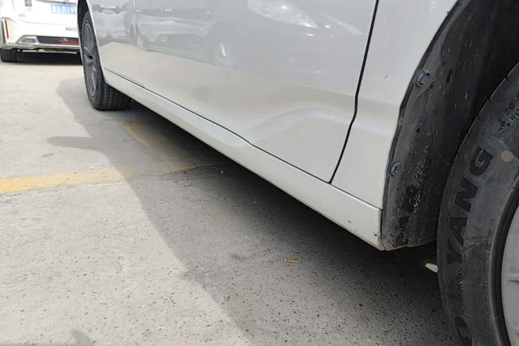 Used Toyota Avalon 2019 2.0L Ambition Edition China VI Right Side Sill