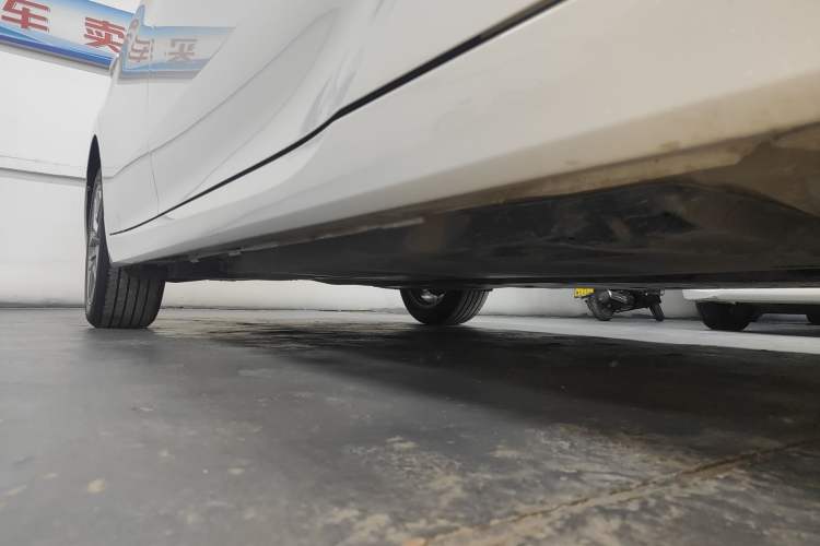 Used Toyota Avalon 2019 2.0L Ambition Edition China VI Right Side Sill