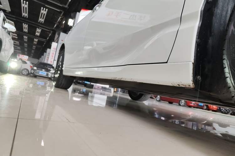 Used Toyota Avalon 2019 2.5L Touring Premium Version China VI Standard Right Side Sill