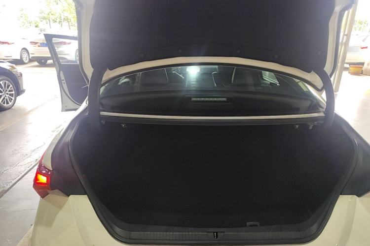 Used Toyota Avalon 2019 Dual-Engine 2.5L Luxury Edition China VI Standard Trunk
