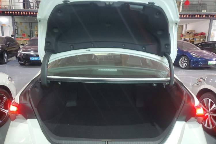 Used Toyota Avalon 2019 Dual-Engine 2.5L XLE Prestige Version China VI Standard Trunk