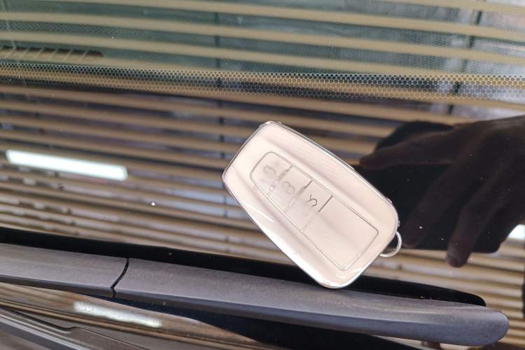 Used Toyota Avalon 2019 2.0L XLE Premium Edition China VI Vehicle Key