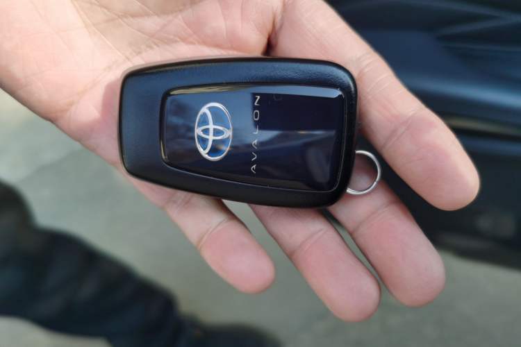 Used Toyota Avalon 2019 Dual-Engine 2.5L XLE Prestige Version China VI Standard Vehicle Key
