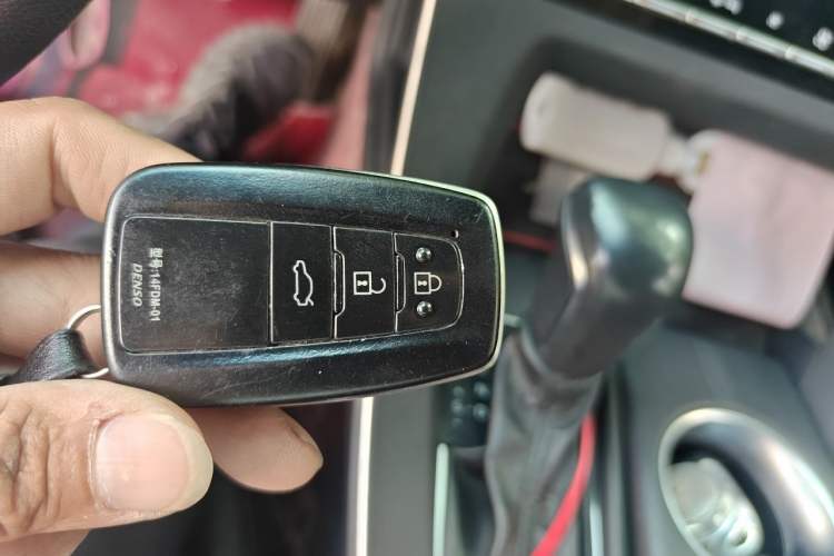 Used Toyota Avalon 2019 Dual-Engine 2.5L XLE Prestige Version China VI Standard Vehicle Key