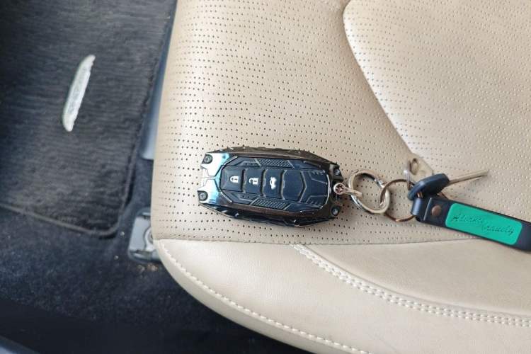 Used Toyota Avalon 2019 2.0L XLE Premium Edition China VI Vehicle Key