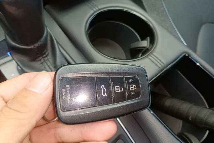 Used Toyota Avalon 2019 2.0L XLE Premium Edition China VI Vehicle Key