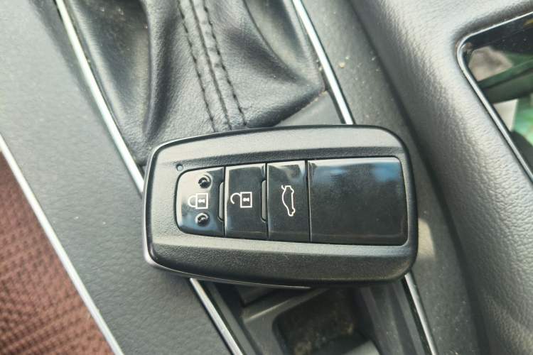 Used Toyota Avalon 2019 2.0L XLE Premium Edition China VI Vehicle Key