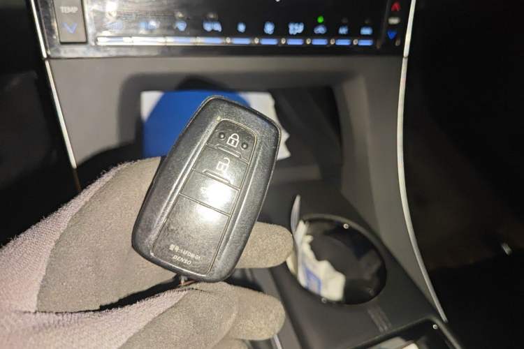 Used Toyota Avalon 2019 2.0L Luxury Edition China VI Standard Vehicle Key