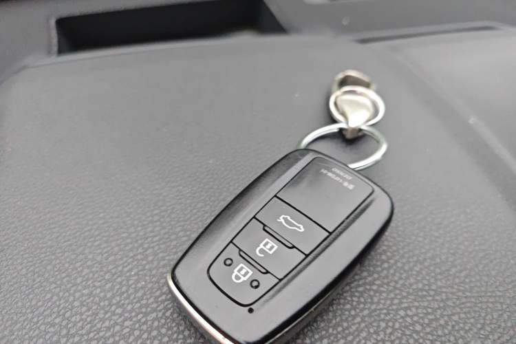 Used Toyota Avalon 2019 Dual-Engine 2.5L XLE Prestige Version China VI Standard Vehicle Key