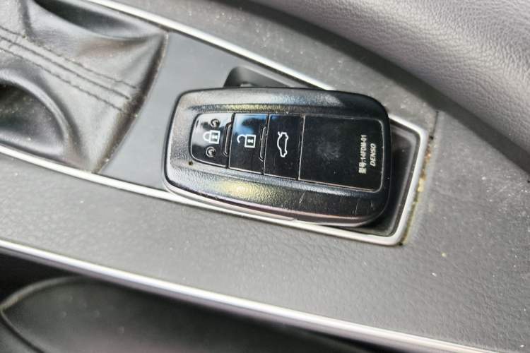 Used Toyota Avalon 2019 2.0L Ambition Edition China VI Vehicle Key