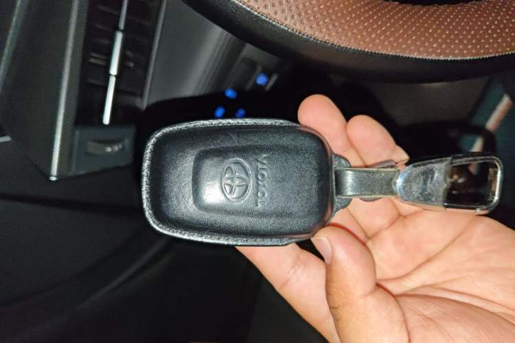 Used Toyota Avalon 2019 Dual-Engine 2.5L XLE Prestige Version China VI Standard Vehicle Key