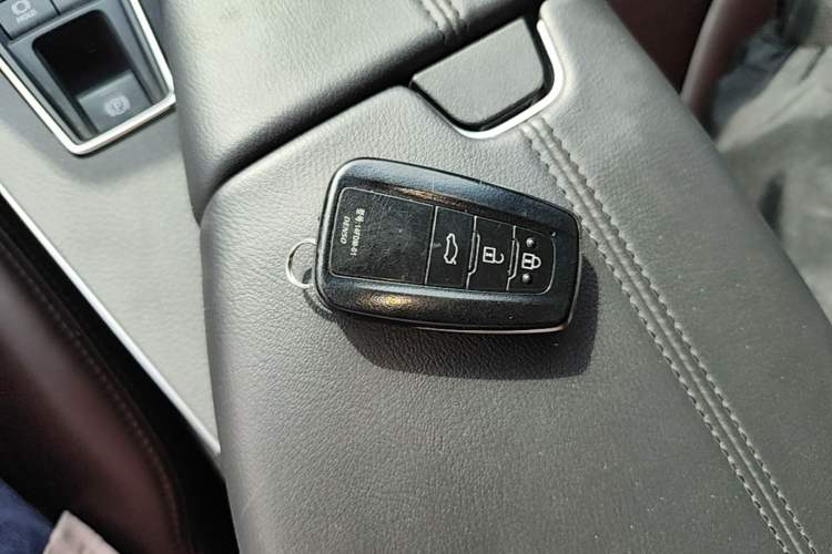 Used Toyota Avalon 2019 2.0L Ambition Edition China VI Vehicle Key