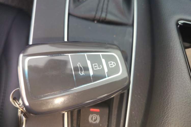 Used Toyota Avalon 2019 2.0L XLE Premium Edition China VI Vehicle Key