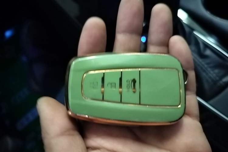 Used Toyota Avalon 2019 2.0L Ambition Edition China VI Vehicle Key
