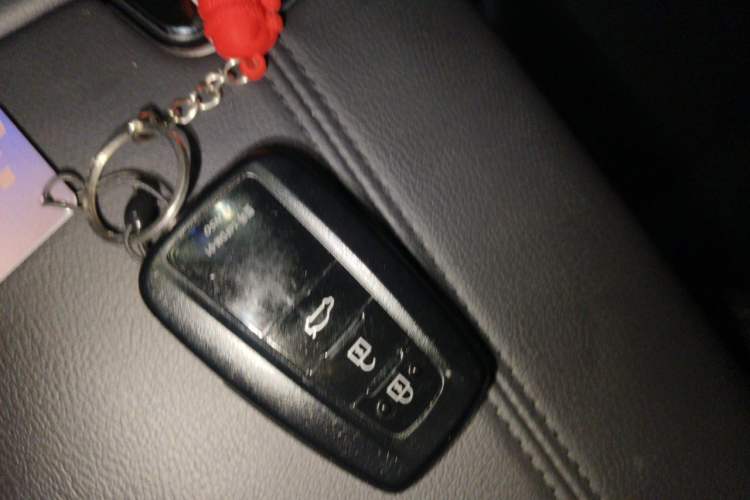 Used Toyota Avalon 2019 2.0L XLE Premium Edition China VI Vehicle Key