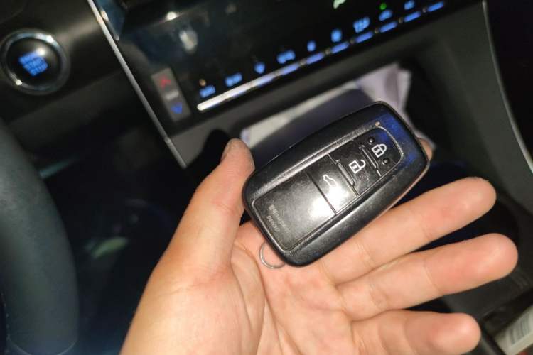 Used Toyota Avalon 2019 2.0L Luxury Edition China VI Standard Vehicle Key