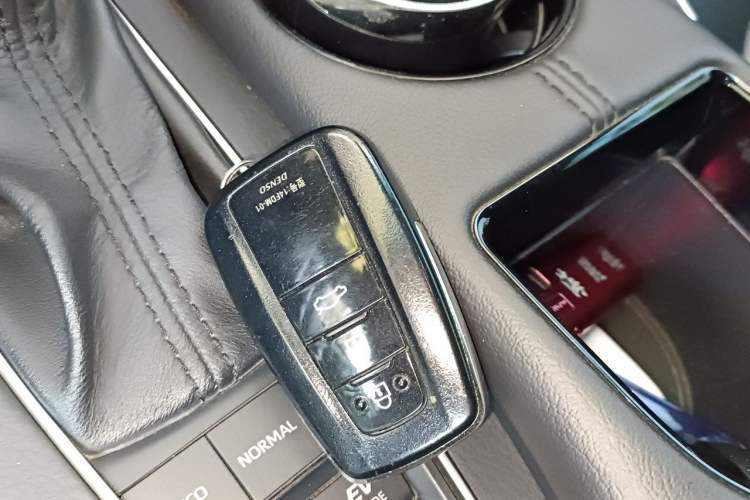 Used Toyota Avalon 2019 Dual-Engine 2.5L Luxury Edition China VI Standard Vehicle Key