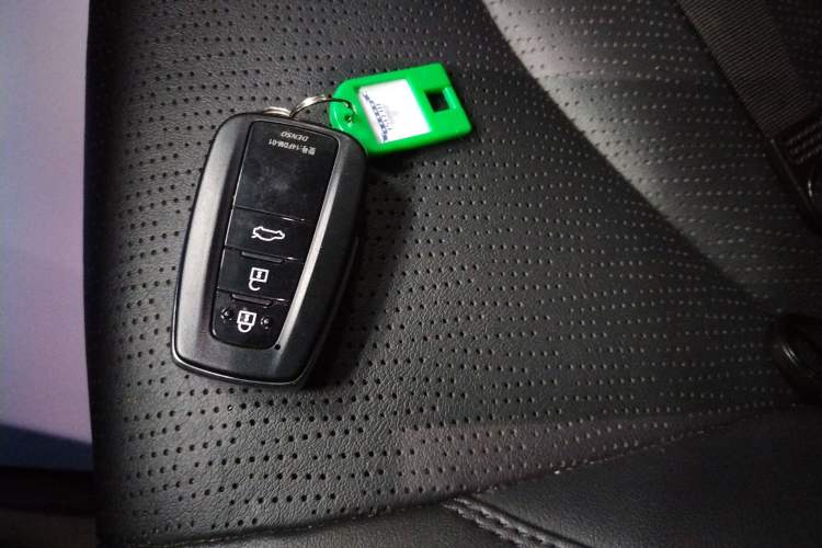 Used Toyota Avalon 2019 2.0L Luxury Edition China VI Standard Vehicle Key