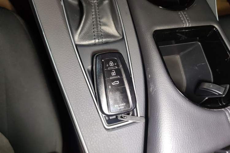 Used Toyota Avalon 2019 2.0L Ambition Edition China VI Vehicle Key