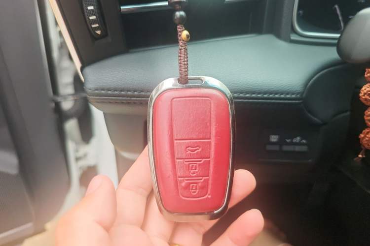 Used Toyota Avalon 2019 2.0L XLE Premium Edition China VI Vehicle Key