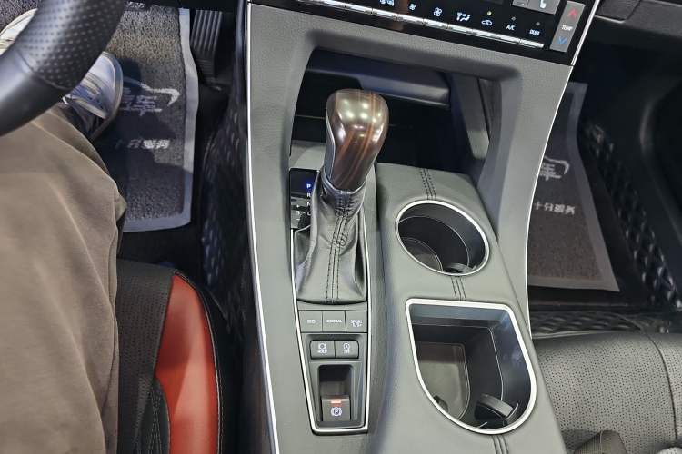 Used Toyota Avalon 2021 2.5L Touring Prestige SPORT Edition Gear Lever