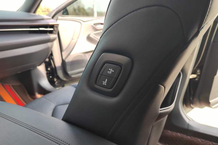 Used Toyota Avalon 2021 2.5L Luxury Edition Interior 10