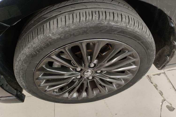 Used Toyota Avalon 2021 2.5L Touring Prestige SPORT Edition Left Front Wheel Hub
