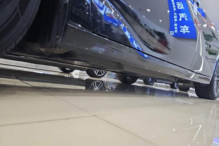 Used Toyota Avalon 2021 2.5L Touring Prestige SPORT Edition Left Side Sill